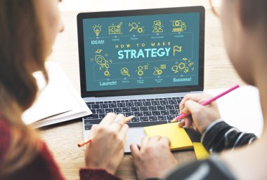 laptop ile çalışan kızlar