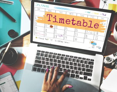 Dizüstü bilgisayarda yazan kadın klavyesi