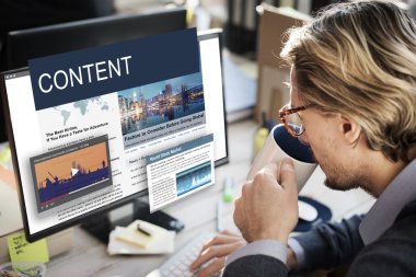 bilgisayar içeriği olan üzerinde işadamı