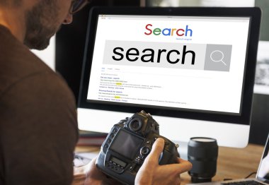 adam holding kamera elinde