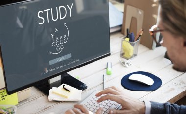 İşadamı bilgisayarda çalışma ile çalışma