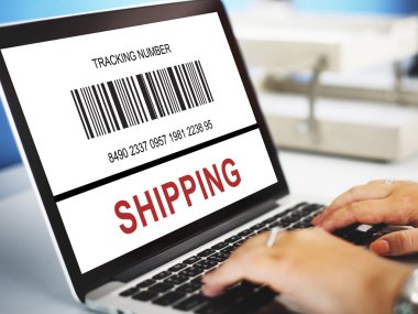 Dizüstü bilgisayarda yazı yazan kadın elleri