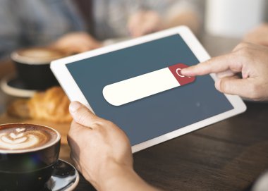 kafede dijital tablet ile kişi