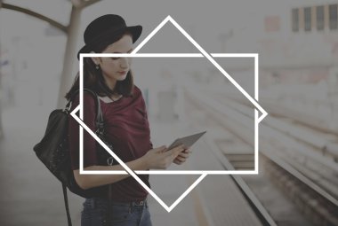 Dijital tablet tutan kadın