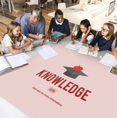 öğretmen çocukların grup ile