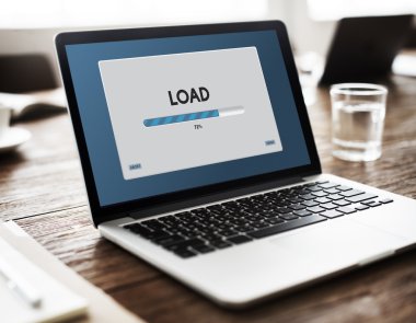 ahşap masa üstünde laptop açık