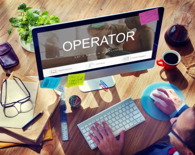 bilgisayar kullanarak iş adamı