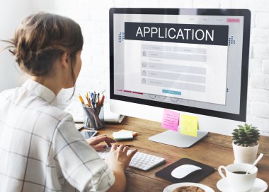  Bilgisayarın ekranında Application