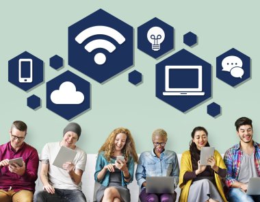 İnsanlar dijital araçları tarama  