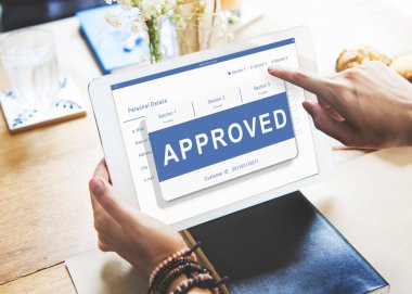 kafede dizüstü kullanan kadın