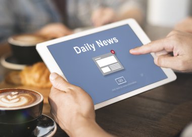 kafede dijital tablet ile kişi