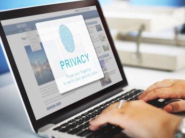 Dizüstü bilgisayarda yazı yazan kadın elleri