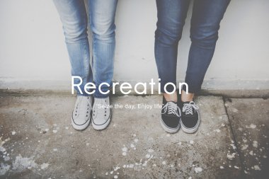 Kızlar duvara yakın daimi