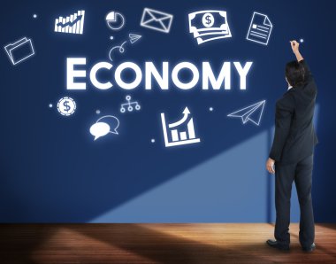 İş adamı duvara yakın duruyor 