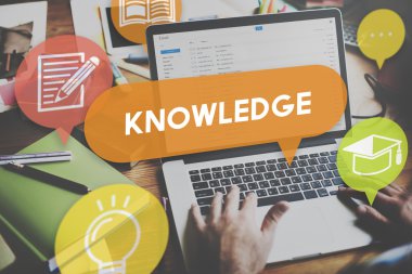Dizüstü bilgisayar kullanan kişi