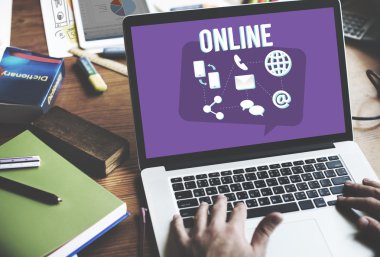 Dizüstü bilgisayar kullanan kişi