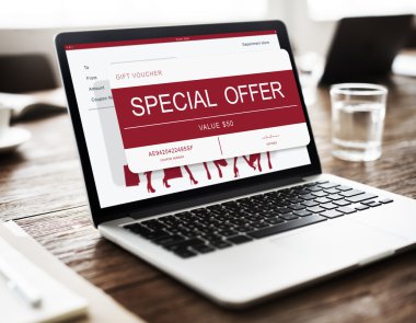 Laptop ahşap masada.