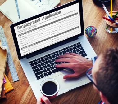 dizüstü bilgisayar kullanan adam