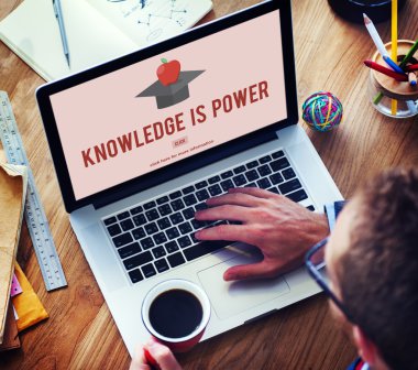 dizüstü bilgisayar kullanan adam