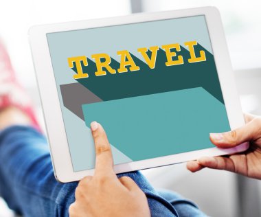 Dijital tablet elinde olan kişi