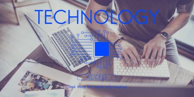 klavyede yazarak adam