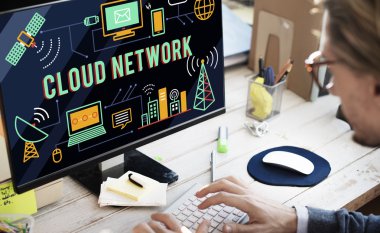 Bilgisayar klavyesinde yazan iş adamı