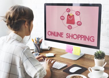 İnternetten alışveriş yapan kadın 