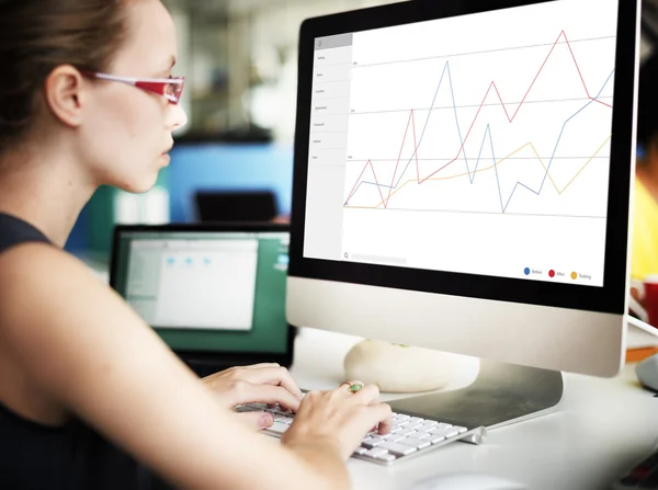 Affärskvinna arbetar på dator med Graf — Stockfoto