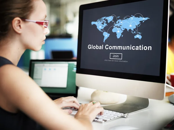 Zakenvrouw werken op de computer met wereldwijde communicatie — Stockfoto