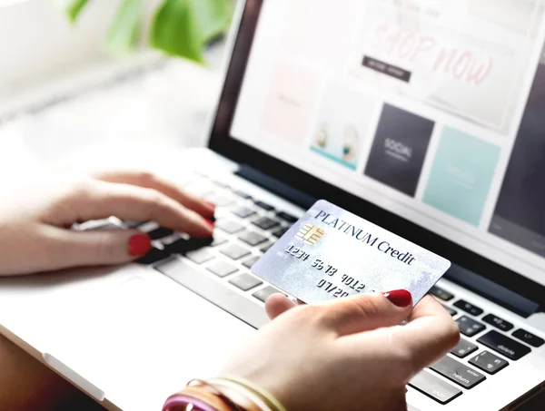 Vrouw met laptop — Stockfoto