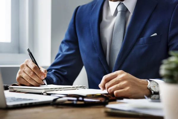 Person schreibt Notizen — Stockfoto