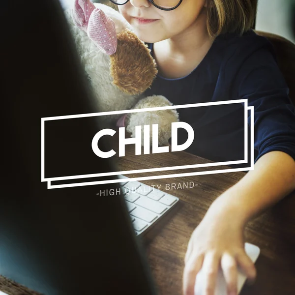 Дитина з іграшкою та комп'ютером — стокове фото