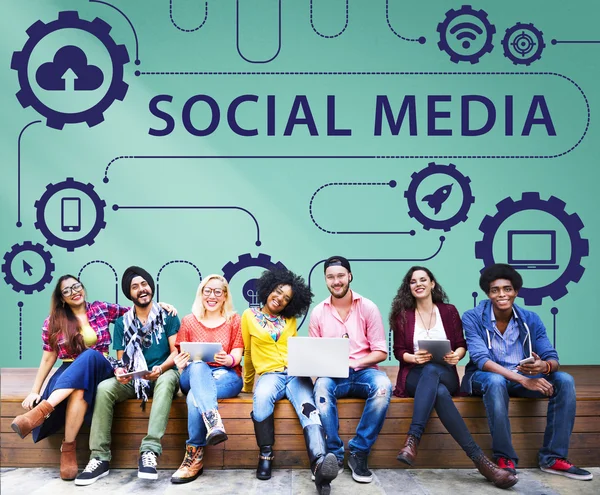 College students using wireless devices — Stock Photo, Image