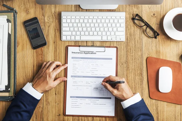 Person schreibt Notizen — Stockfoto