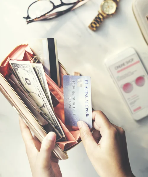 Mujer usando tarjeta de crédito para ir de compras —  Fotos de Stock