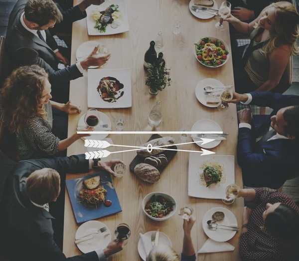 Diverse mensen eten — Stockfoto