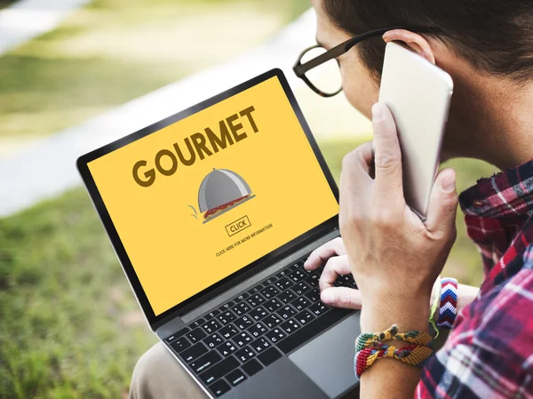 Man aan het werk met laptop outdoors — Stockfoto