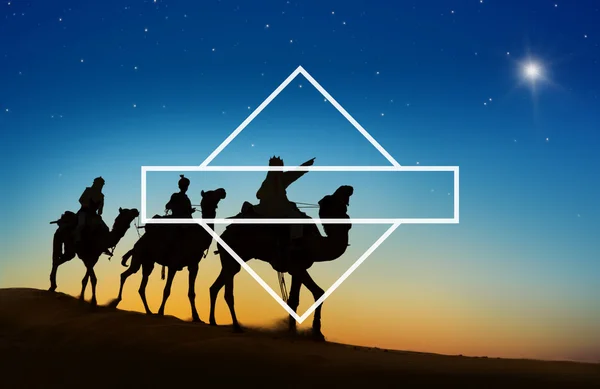 Los hombres montando camellos a través del desierto —  Fotos de Stock