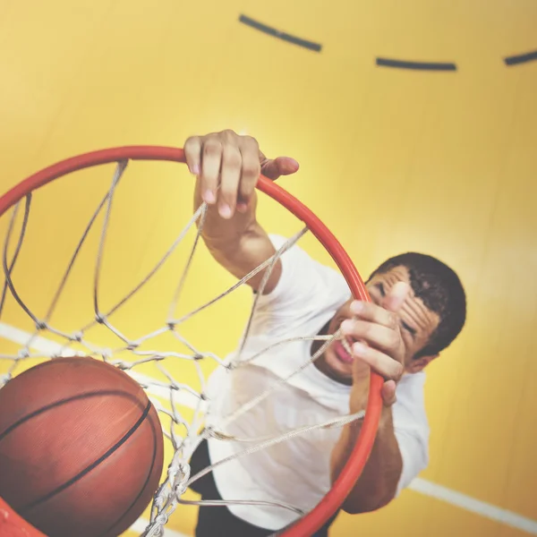 Esportista jogando basquete — Fotografia de Stock