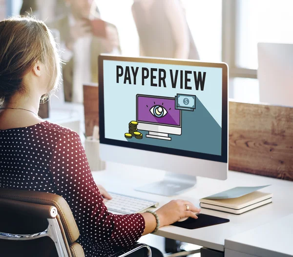 Zakenvrouw werken op de computer met Pay Per View — Stockfoto