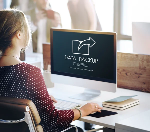 Kobieta kobieta interesu, pracując na komputerze z programem Backup danych — Zdjęcie stockowe