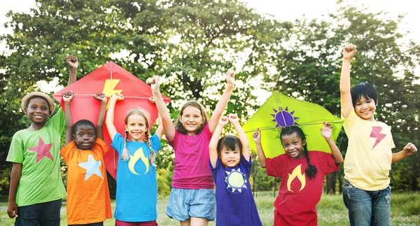 Kinder spielen mit fliegenden Drachen — Stockfoto