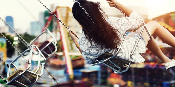 Chica montando en swing —  Fotos de Stock