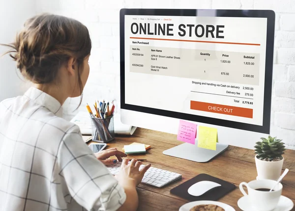 Frau beim Online-Shopping — Stockfoto