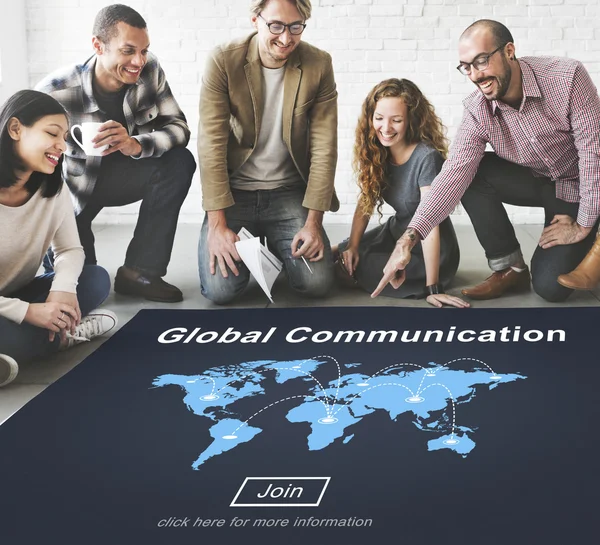 Ontwerpers werken met poster en wereldwijde communicatie — Stockfoto