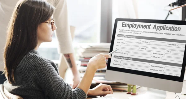 Mulher mostrando no monitor com pedido de emprego — Fotografia de Stock