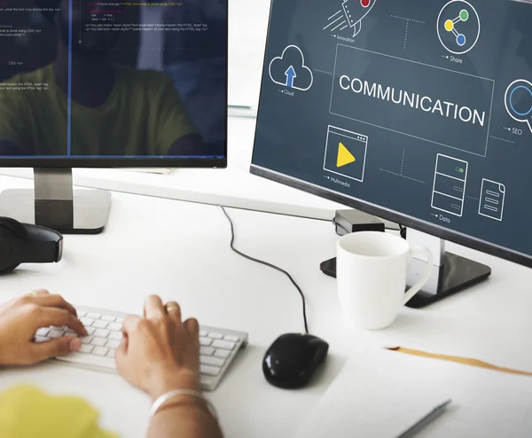 Hombre de negocios trabajando en la computadora con la comunicación — Foto de Stock