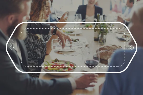 Mensen uit het bedrijfsleven in Restaurant samen — Stockfoto