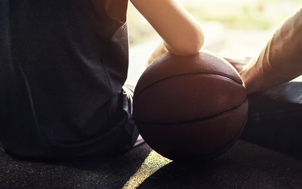 Sportman onderwijzen van jongen spelen basketbal — Stockfoto
