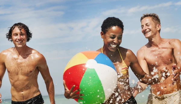 Przyjaciół ciesząc się na plaży — Zdjęcie stockowe